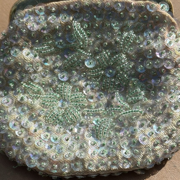 Vintage hand mint greet beaded gold kisslock change purse with green lining - Picture 8 of 8